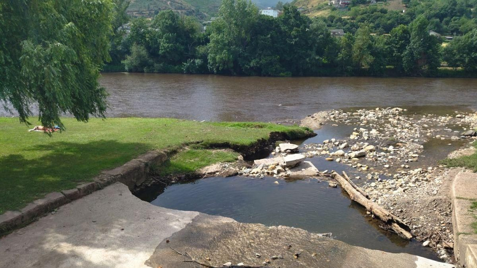 Desembocadura del Cigüeño en la playa fluvial.
