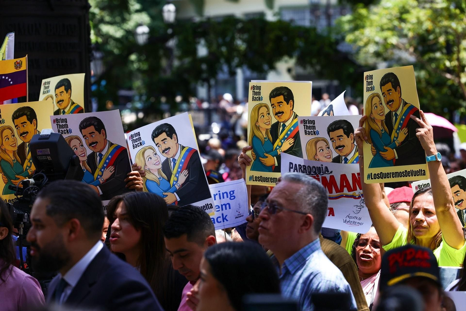 Manifestantes frente al tribunal de Nueva York que envió a prisión a Nicolás Maduro y su esposa