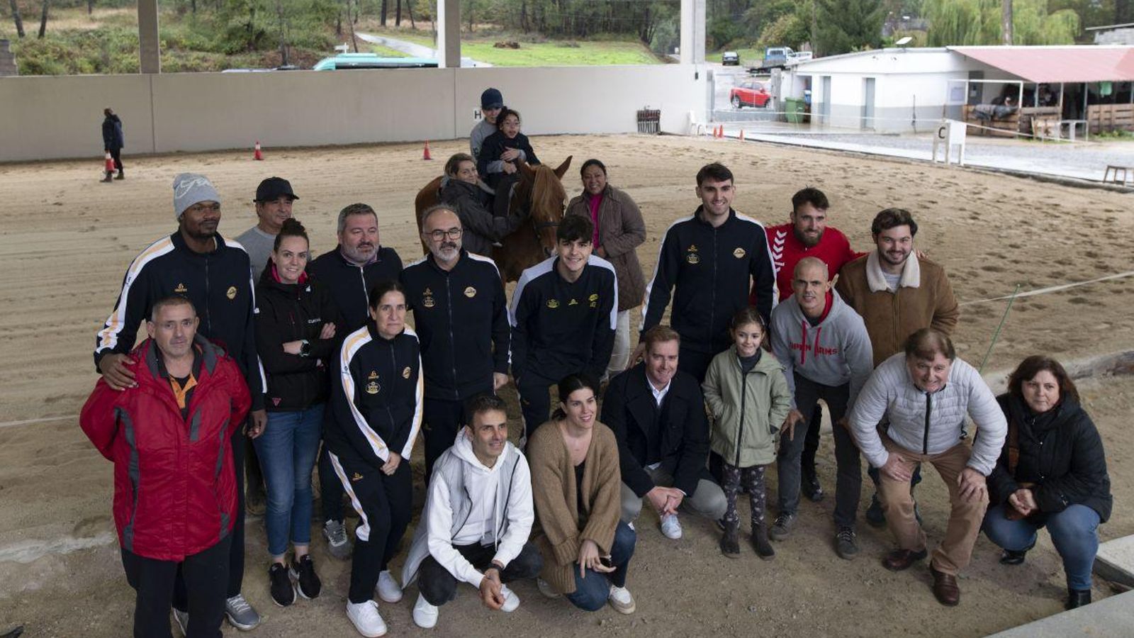 Visita del COB a colegios y centros de San Amaro para impulsar la educación, el juego y la inclusión infantil.