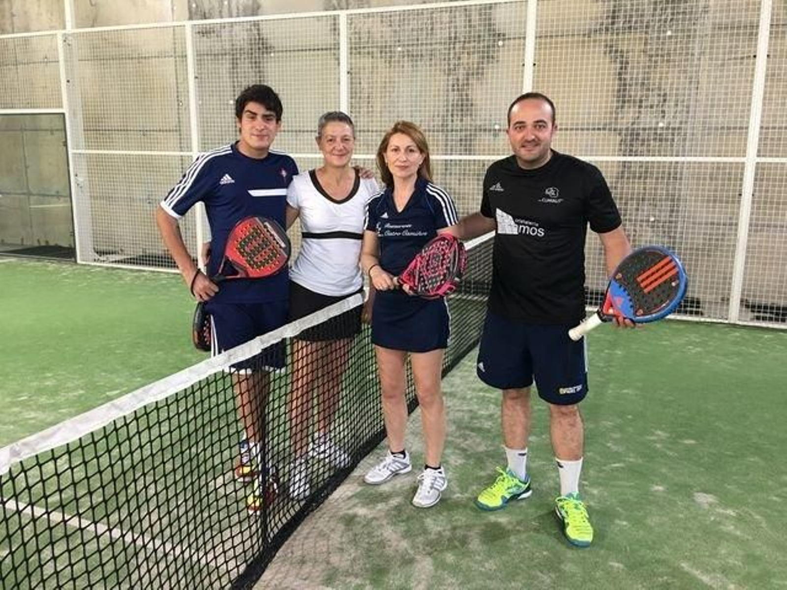Una de los parejas participantes en la competición, antes de iniciar su encuentro.