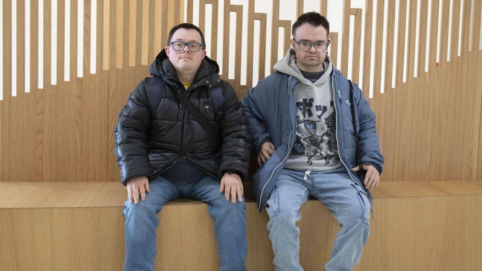 Dos usuarios de Down Ourense en sus instalaciones.