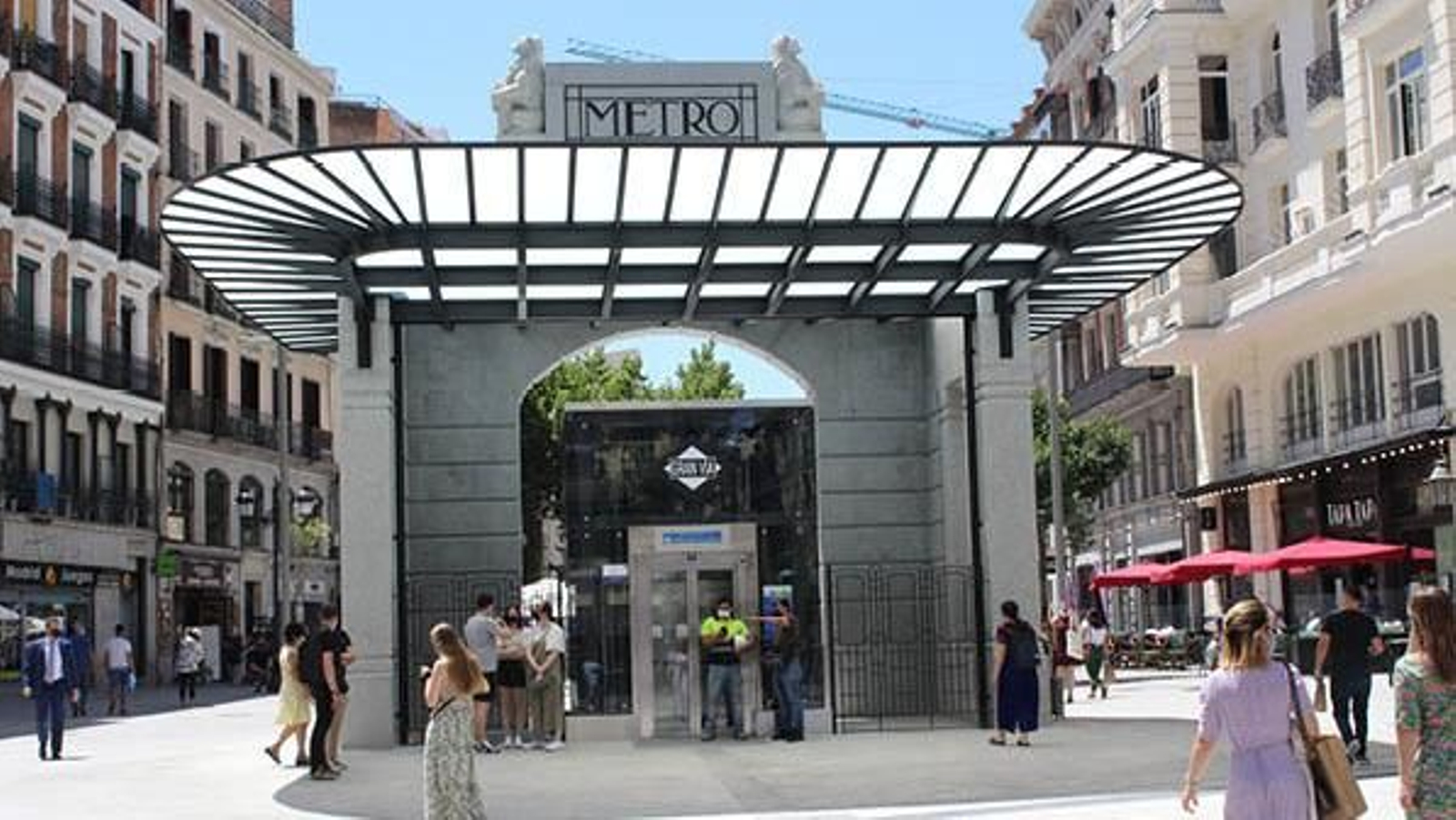 Arriba, el templete en el Metro de Madrid. Abajo, las autoridades y la sobrina-biznieta.