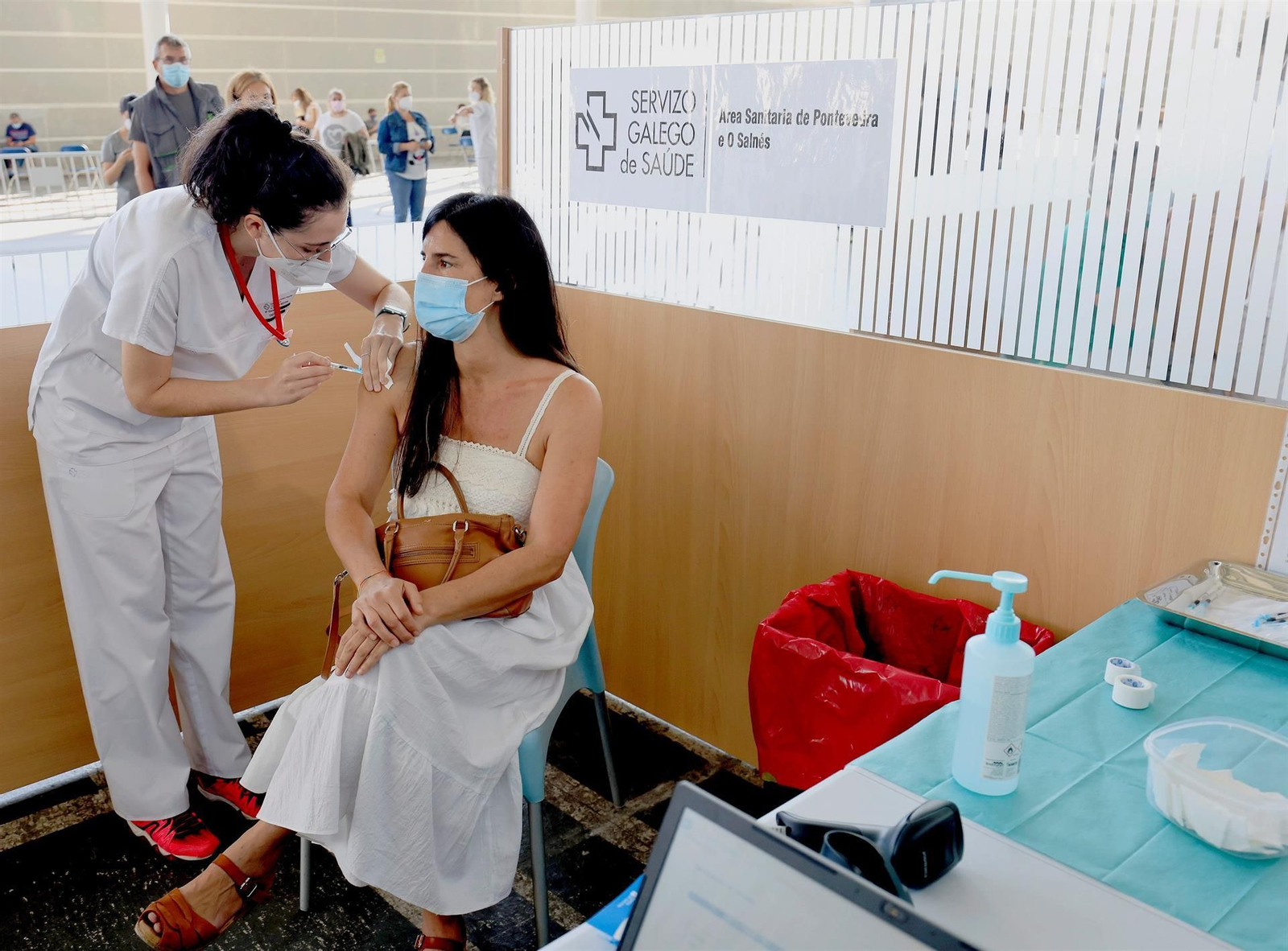 Ana Biempica, la paciente número 3.000.000 de la comunidad autónoma de Galicia que ha sido vacunada este viernes en el recinto ferial de Pontevedra. EFE/Salvador Sas
