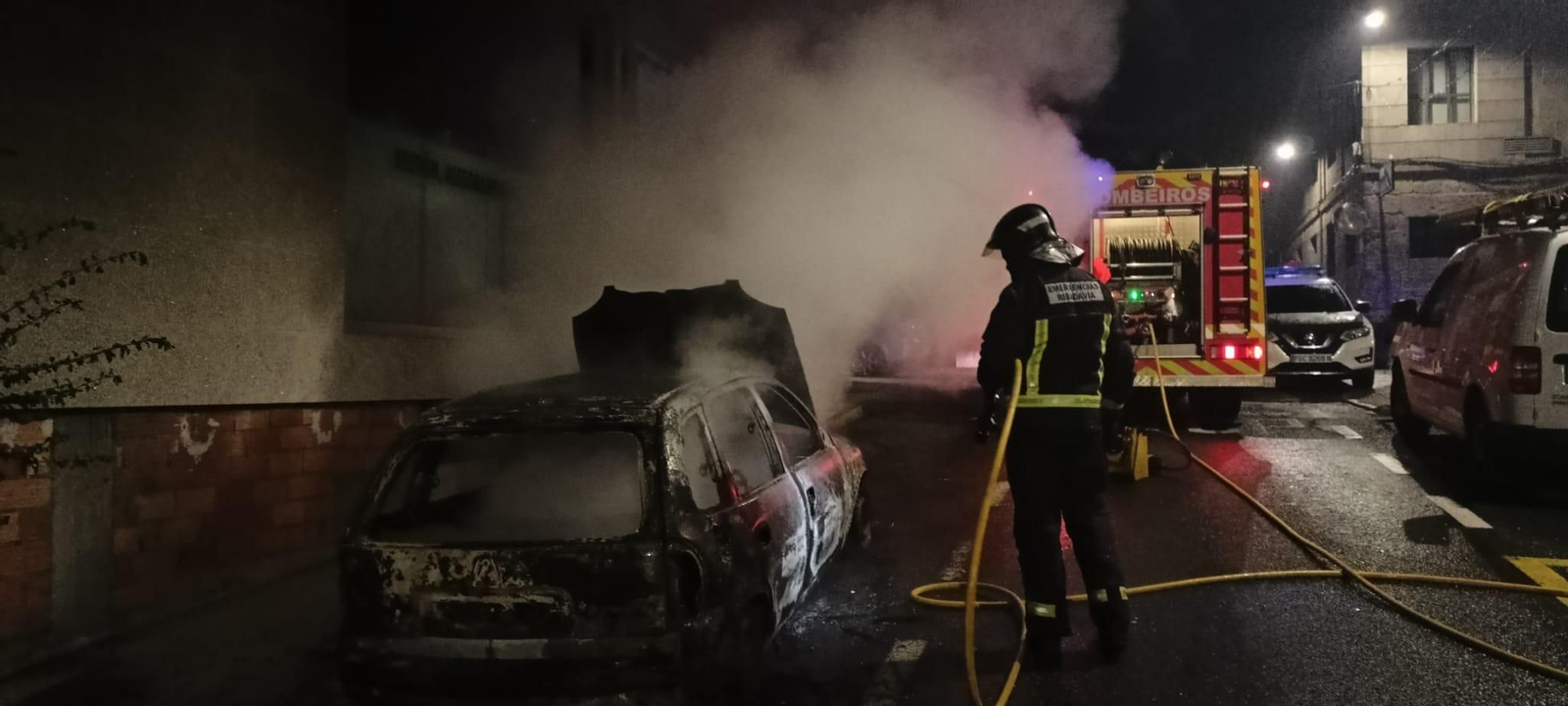 Un vehículo ardió durante la madrugada de este domingo en la rúa Castelao de A Cañiza por causas que se desconocen.