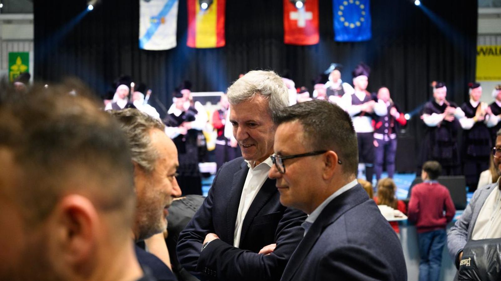 El presidente gallego y el conselleiro de Emprego conversando con la colectividad