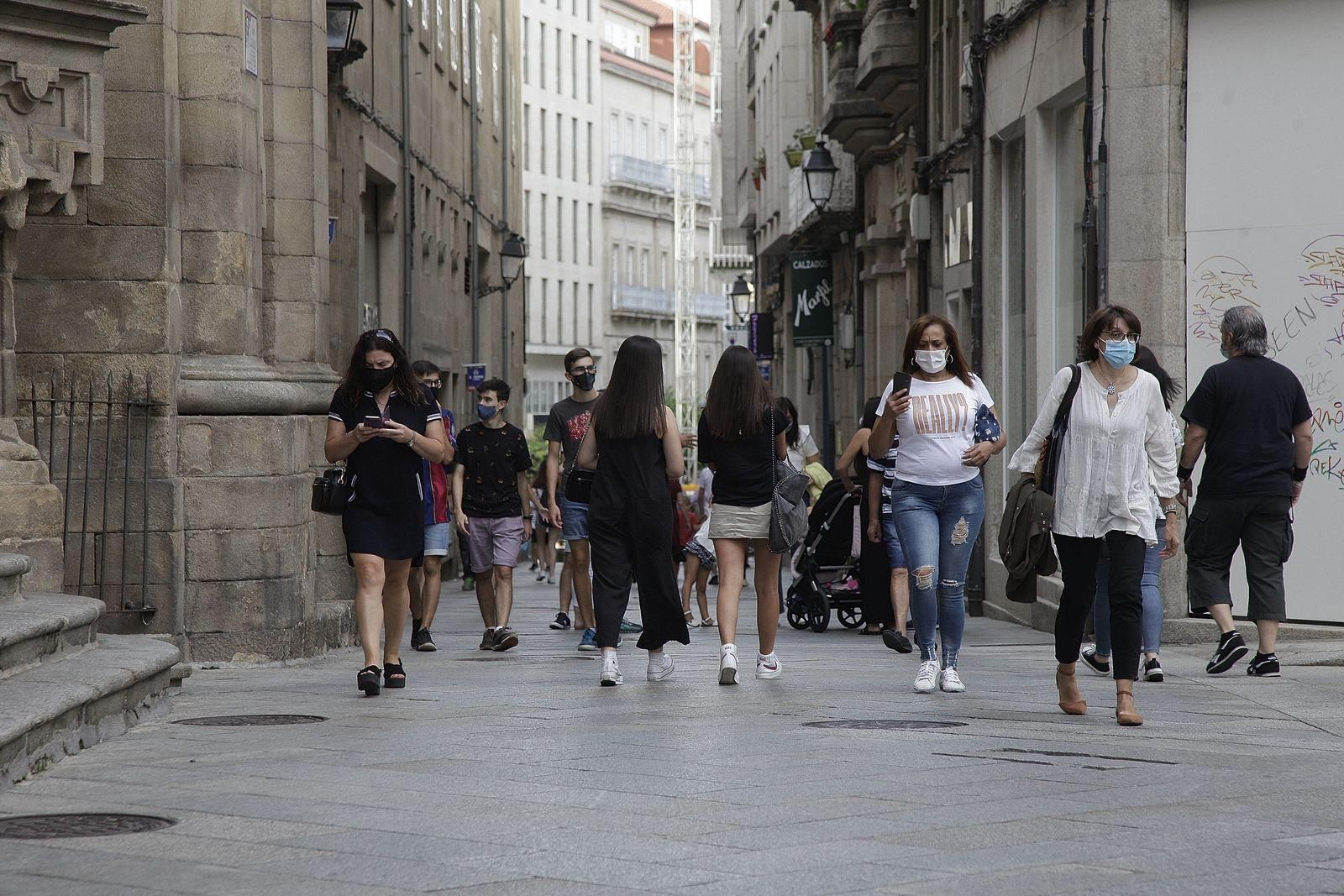 Ourensanos pasean por la rúa Lamas Carvajal de la ciudad (MIGUEL ÁNGEL).