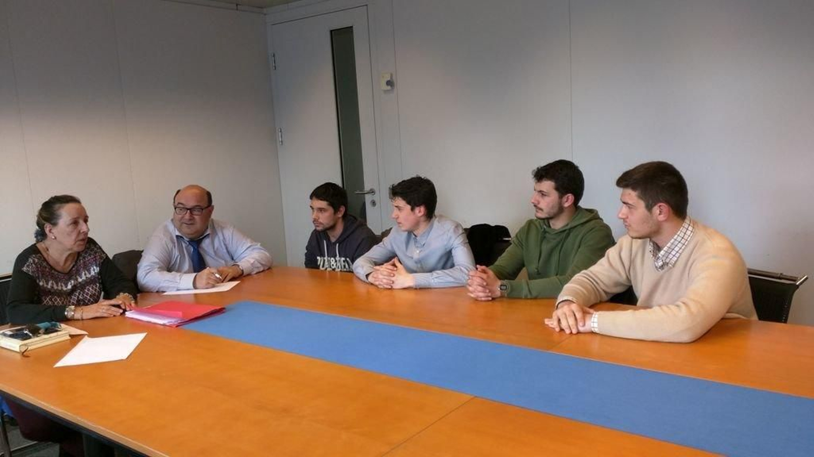 Alumnos del Pedra da Auga con Pérez Ares, ayer