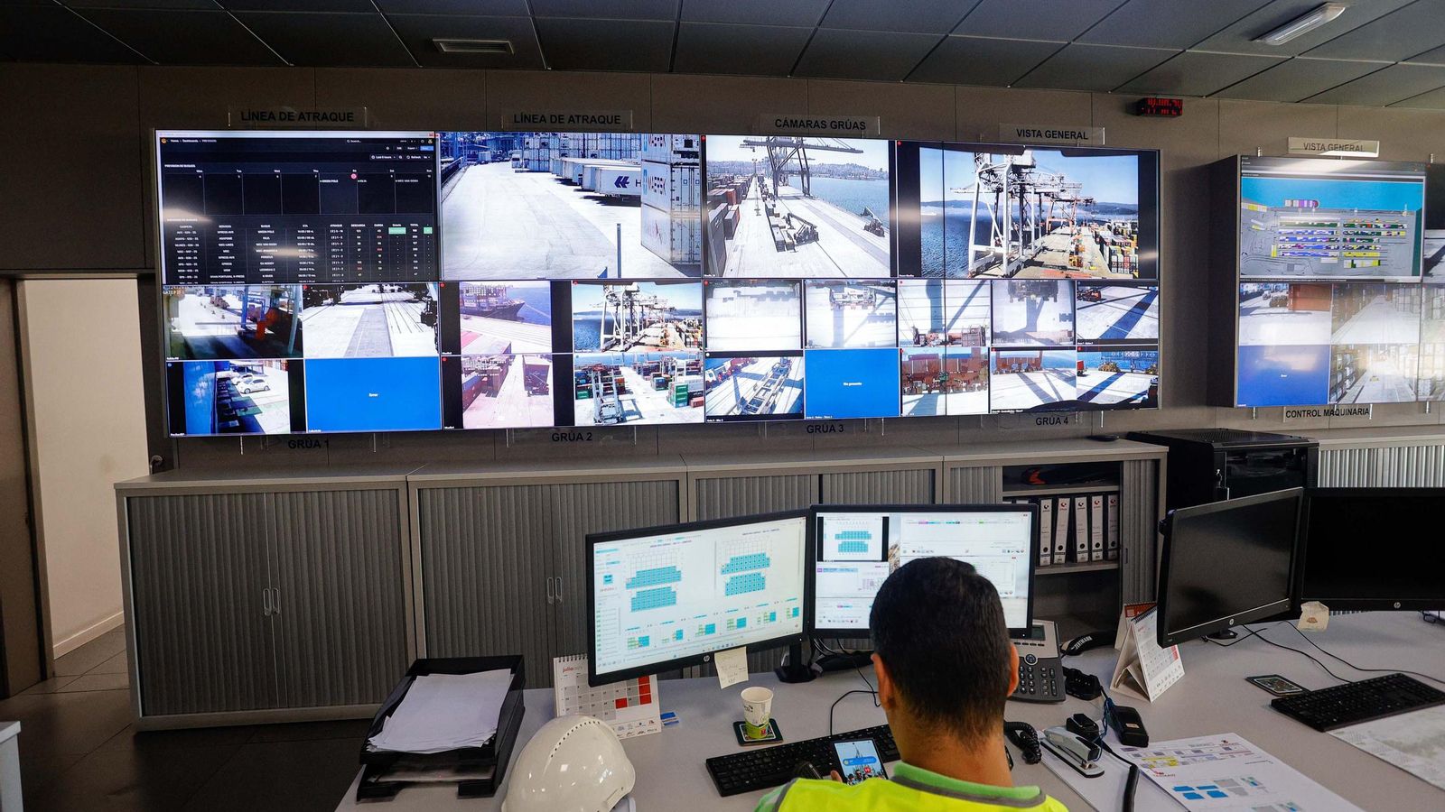 Galería | Una supergrúa de 110 metros se instala en Guixar