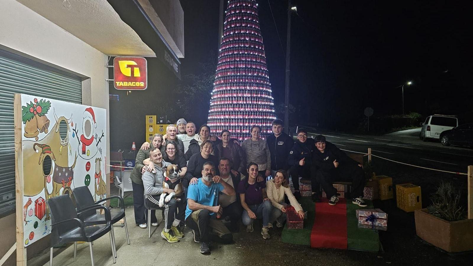 El árbol de Navidad ya brilla en la entrada del bar O Palancas de Crecente.