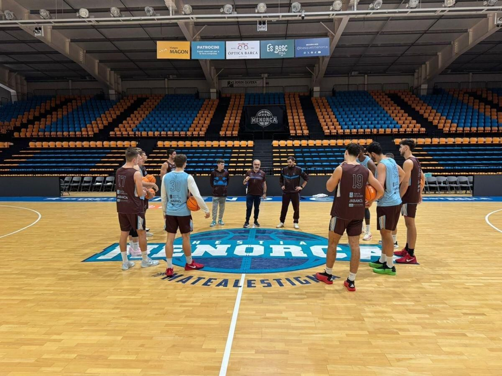 Entrenamiento del COB en el pabellón del Menorca con Moncho López en el centro 
del grupo.