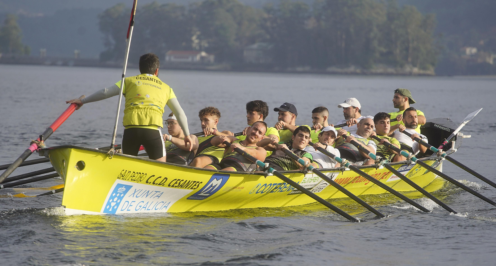 Participantes en la sesión de remo de +Deporte Atlántico en Cesantes.