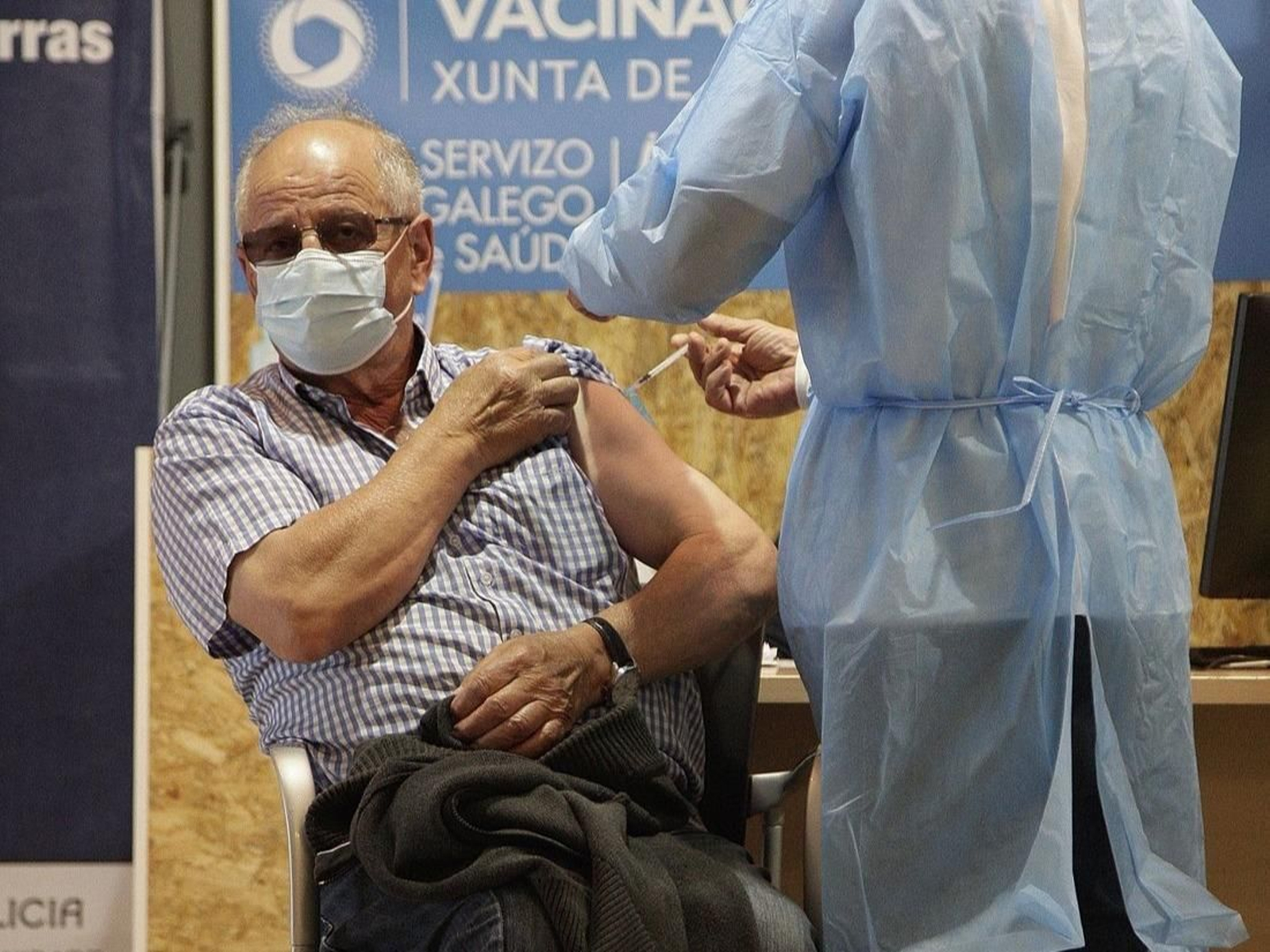 Un enfermero administra la primera dosis de la vacuna a un septuagenario. (Foto: Miguel Ángel)