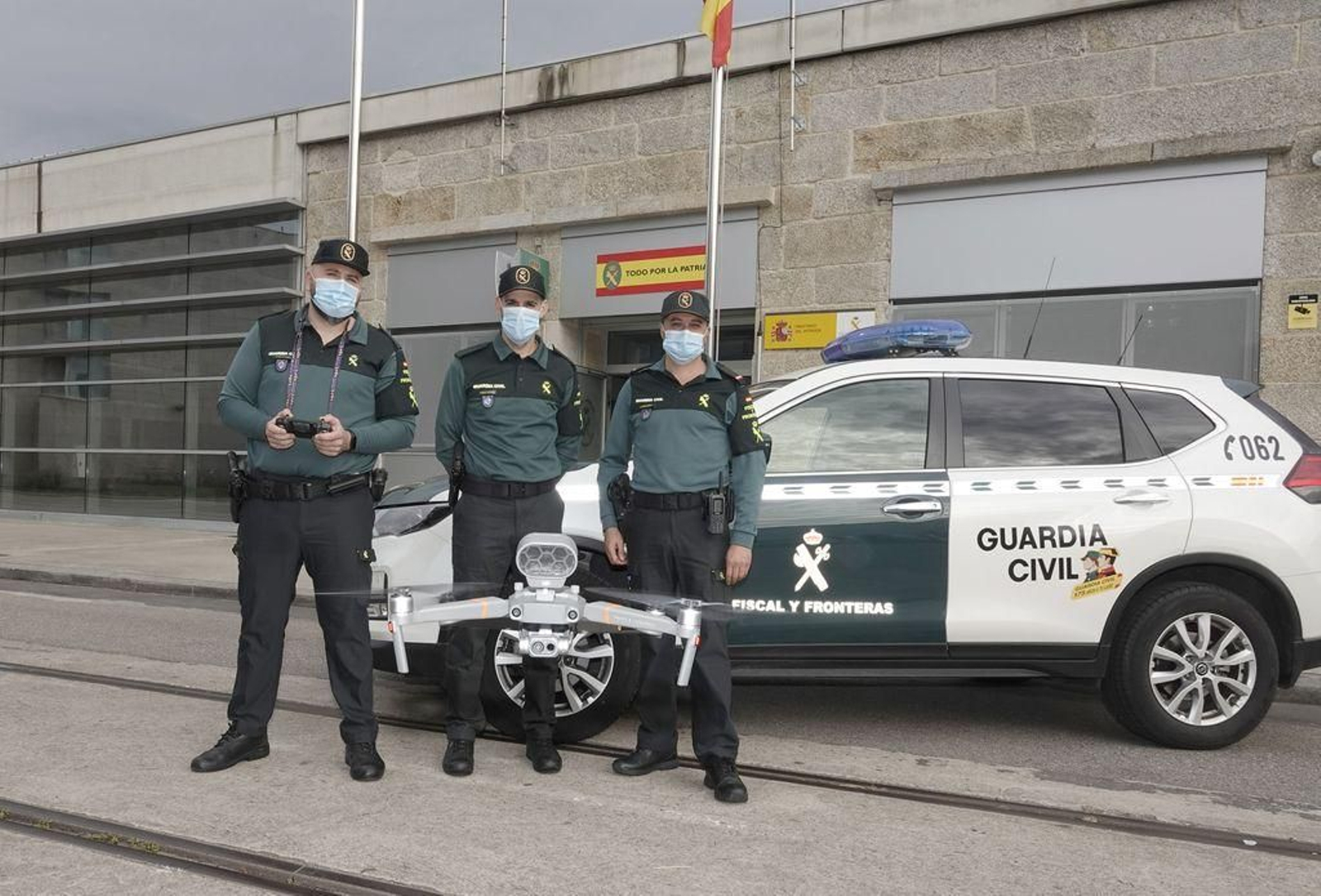 Los tres agentes especializados en la investigación con drones y que integran el equipo Pegaso de la Guardia Civil en la provincia.
