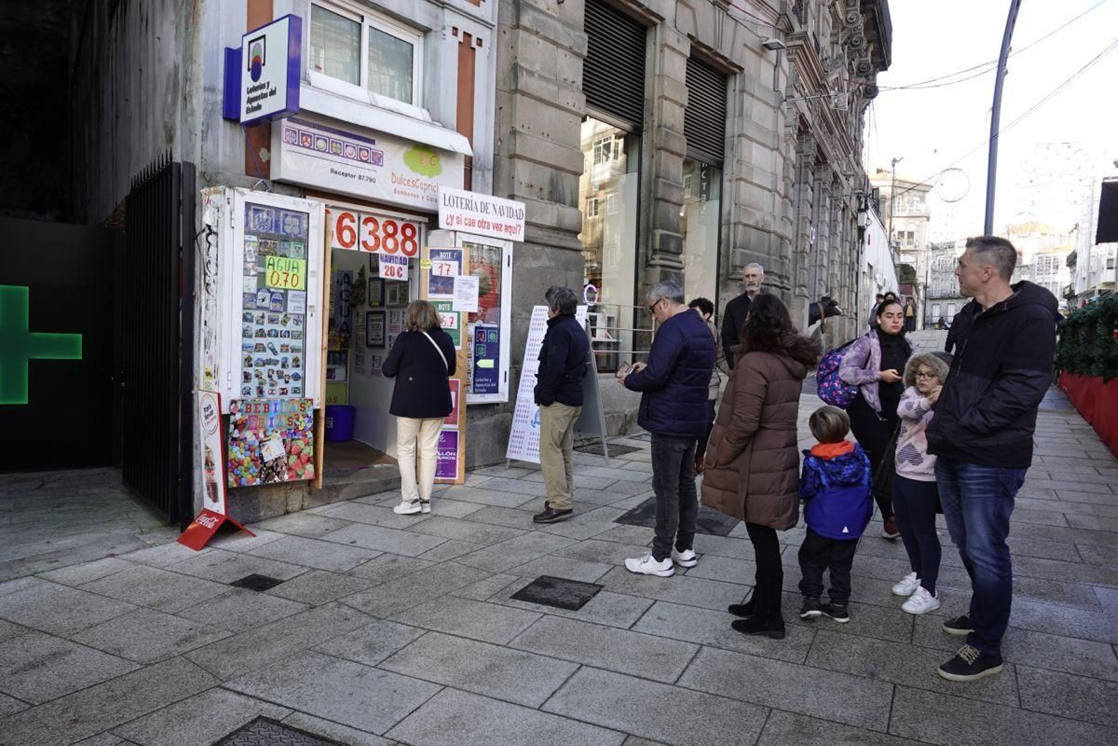 Colas para vender Lotería de Navidad en el puesto de venta de Porta do Sol.