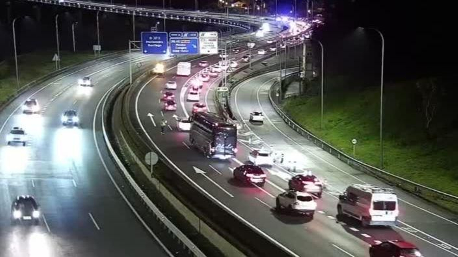Largas colas en la AP 9 a la altura del puente de Rande.