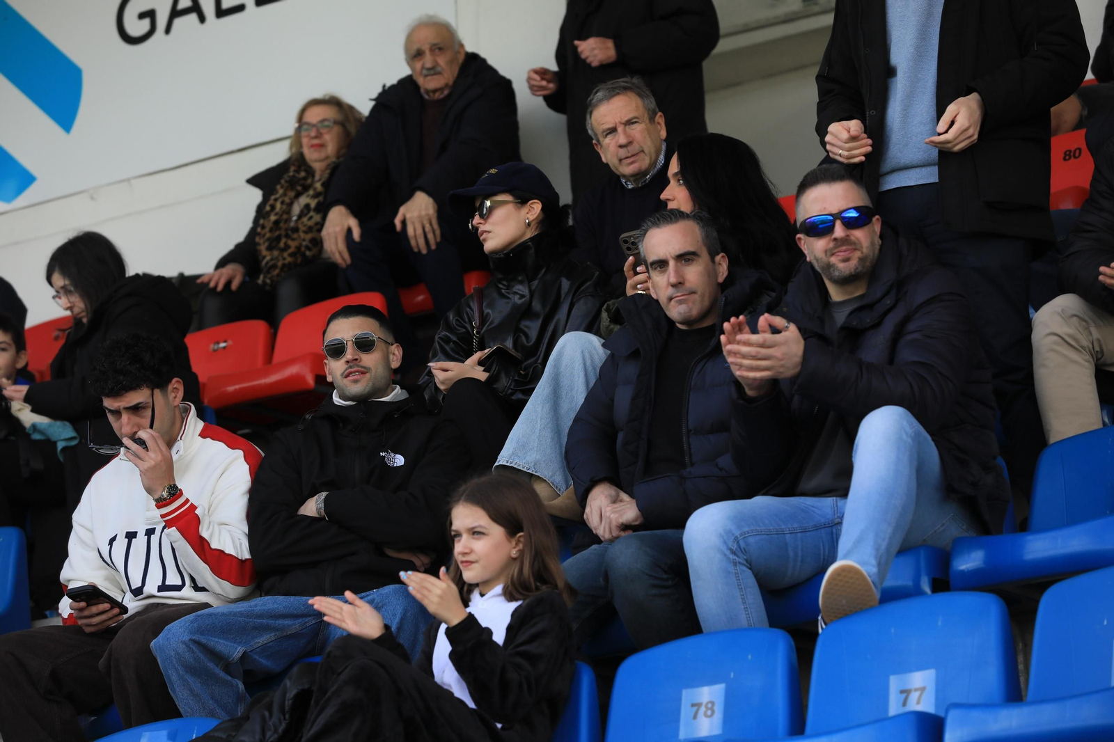 Galería | Goles y disfraces en el regreso del Ourense CF a O Couto