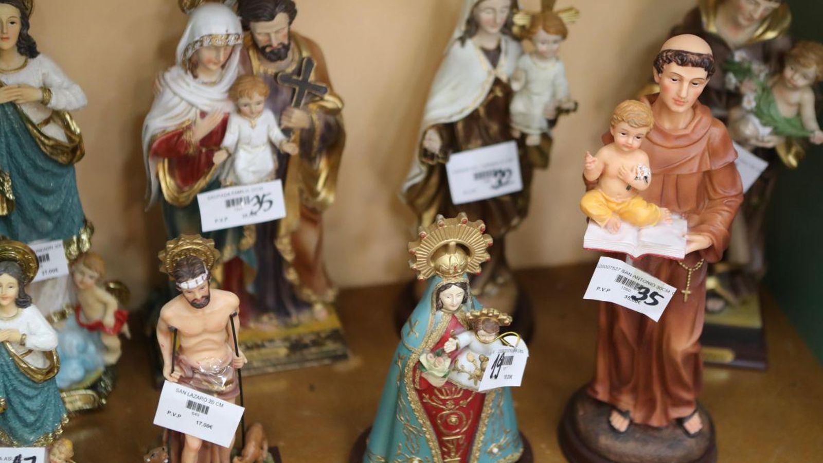 Los visitantes también compran figuras religiosas, entre las que San Martiño, el patrón de la ciudad, se lleva la palma.