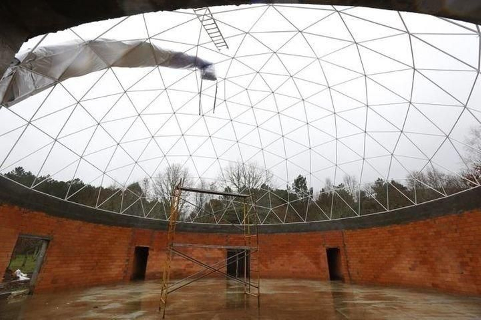 Montaje de la cúpula que preside el centro de recepción de visitantes en el parque.