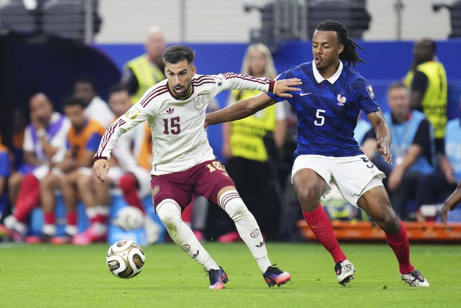 Álex Baena, jugador colchonero, frente a Joules Koundé durante la semifinal.