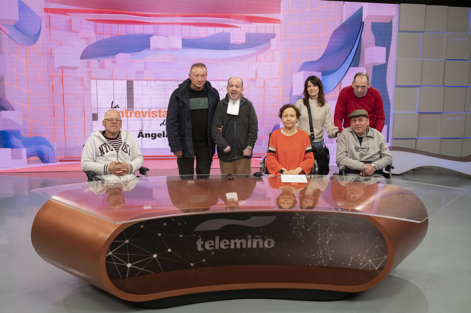 Residentes de Santa Cruz en el plató de Telemiño acompañados por sus monitores Luis y María