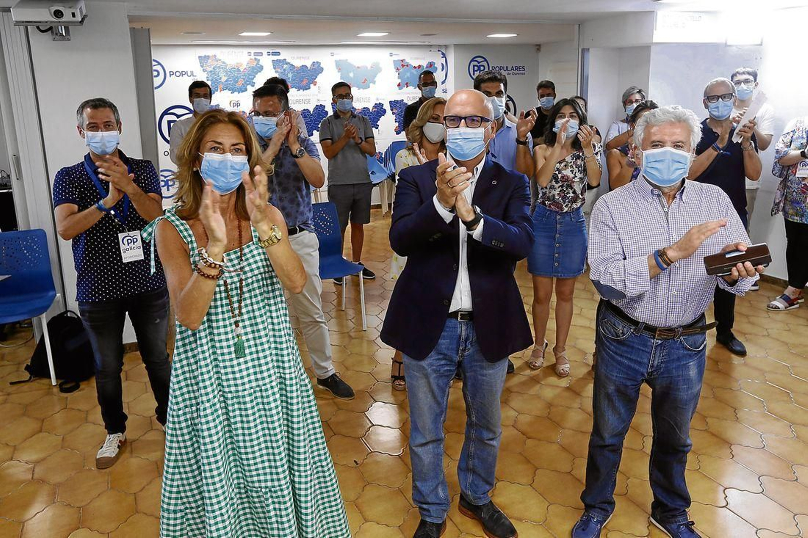 Marisol Díaz, Manuel Baltar y Rosendo Fernández celebran los resultados en la sede del PP. (Foto: Xesús Fariñas)