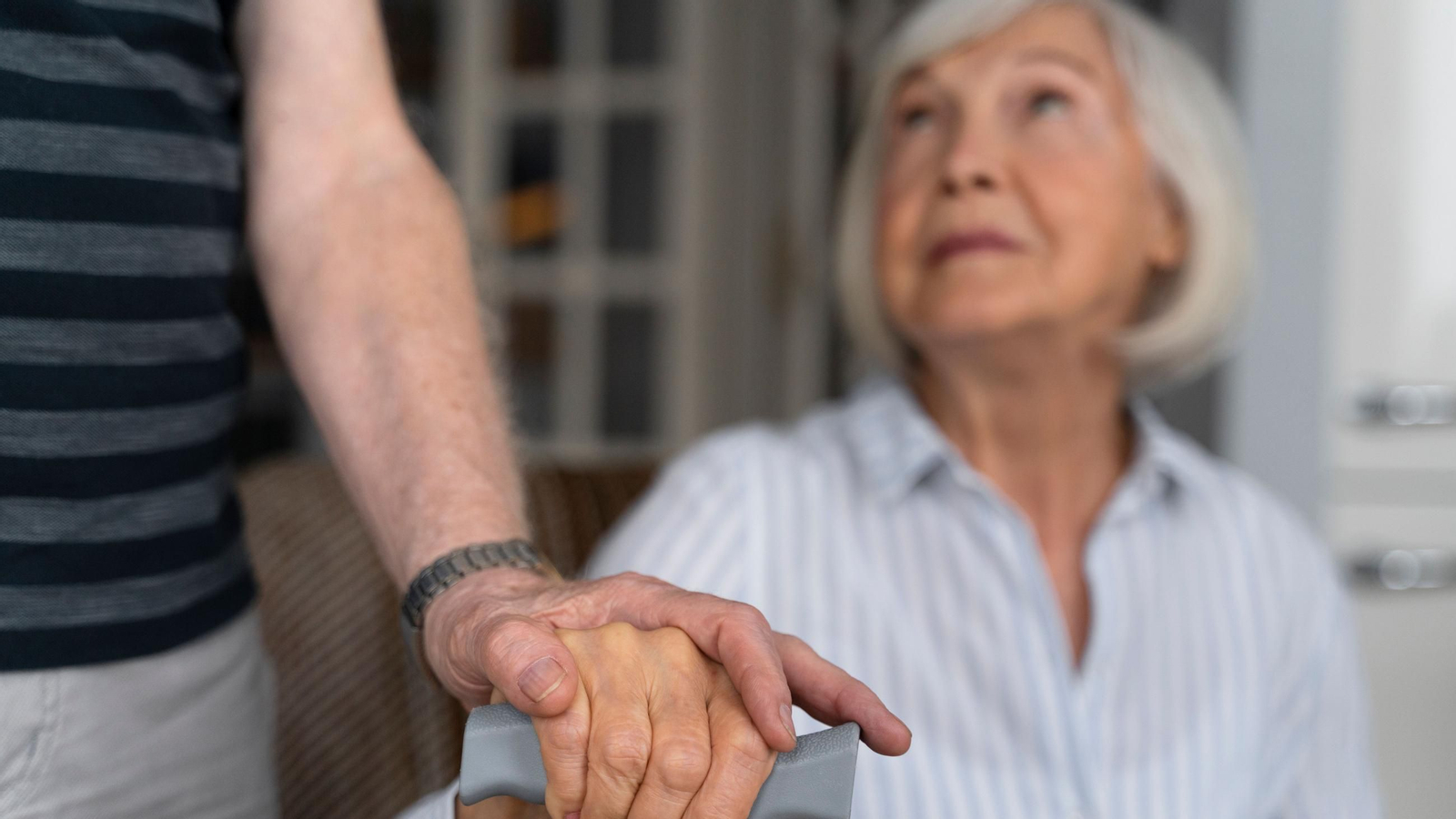 Una mujer con demencia recibe el apoyo de un familiar.