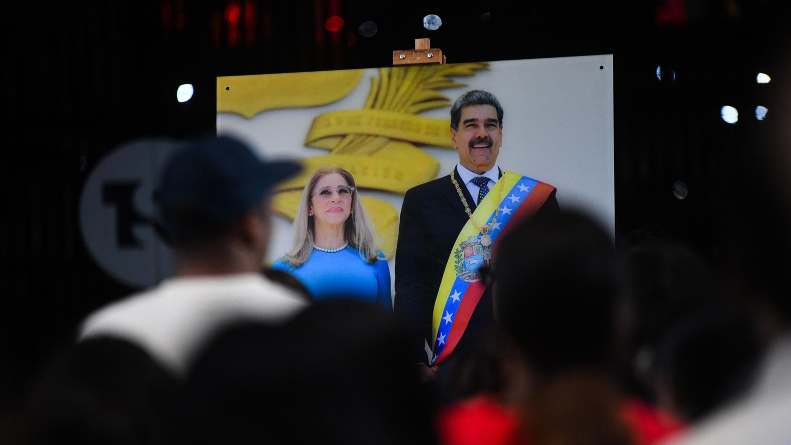 Esta foto, tomada el 25 de marzo de 2026, muestra al presidente venezolano Nicolás Maduro y a su esposa Cilia Flores durante una vigilia en Caracas, Venezuela.