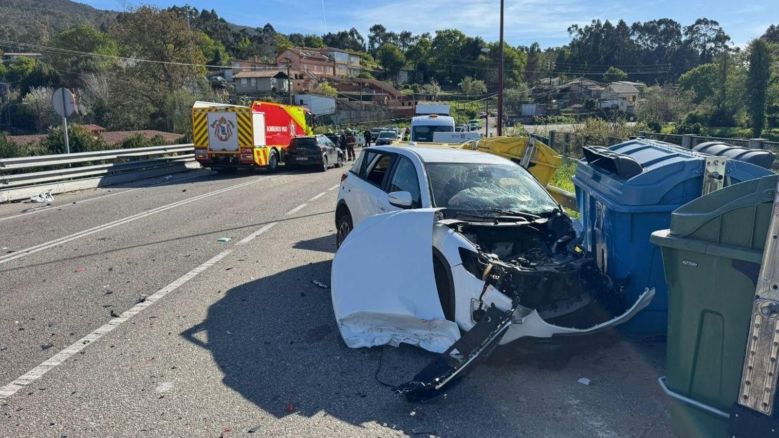Otro de los vehículos implicados en el accidente acabó contra los contenedores de la basura.