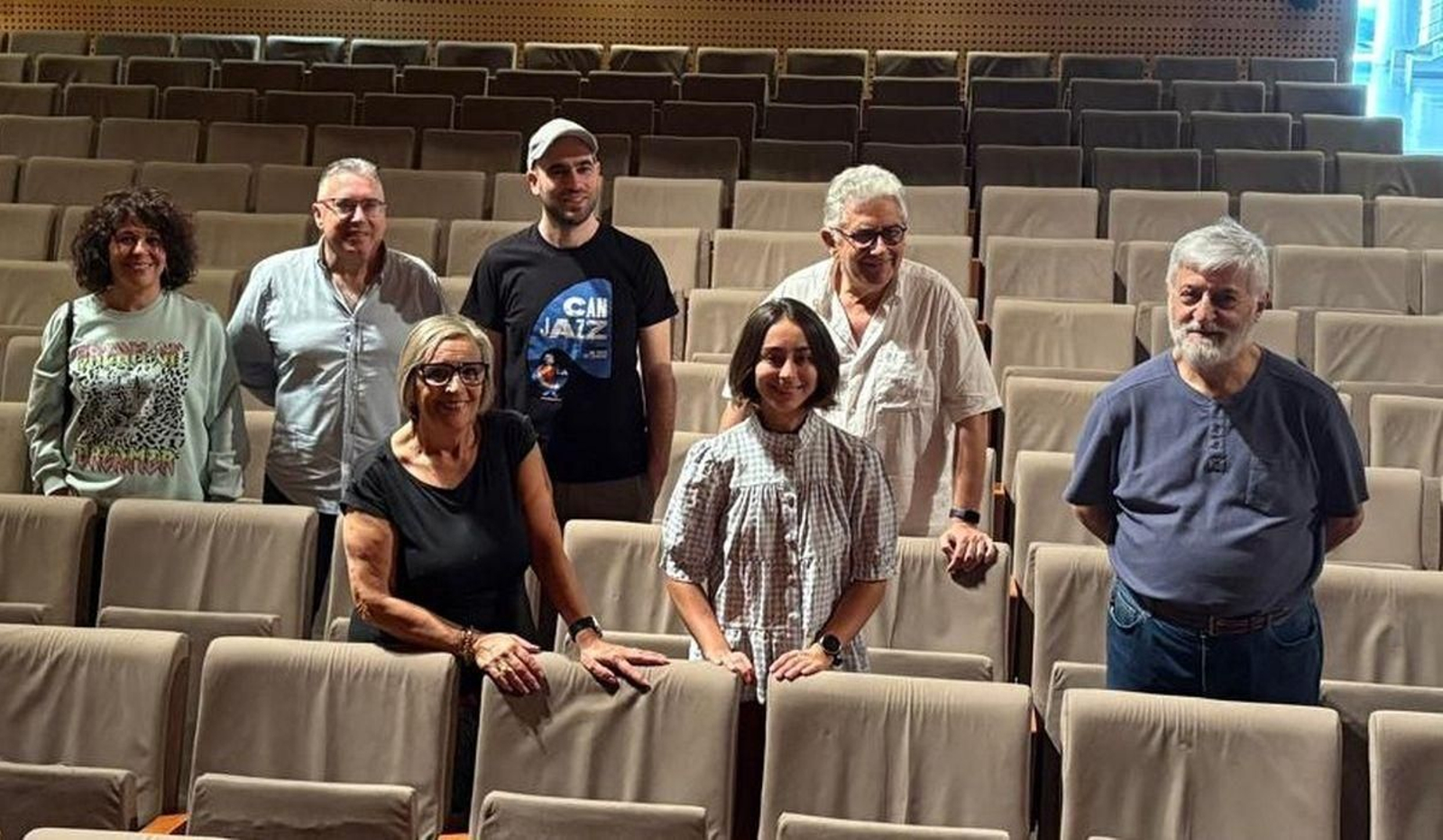 Concelleira de Cultura y director del Auditorio con algunos de los artistas participantes.