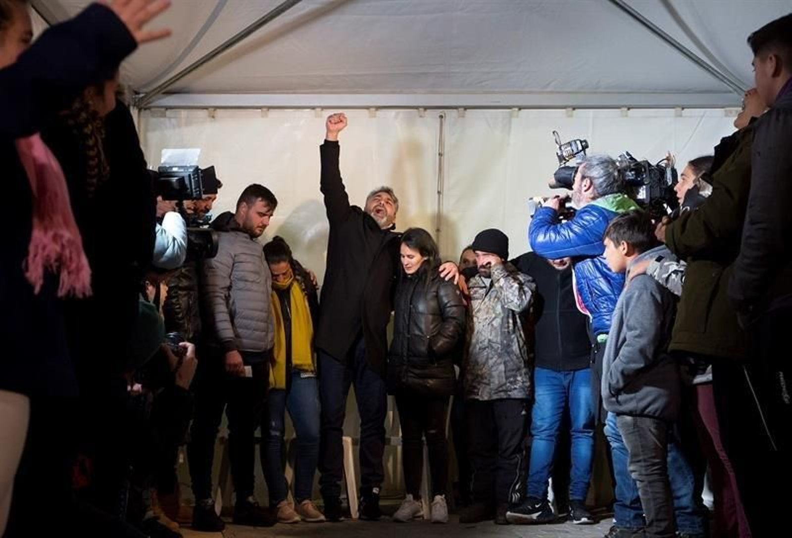José Roselló y Vicky García (i), padres de Julen, junto a Juan José Cortes (c