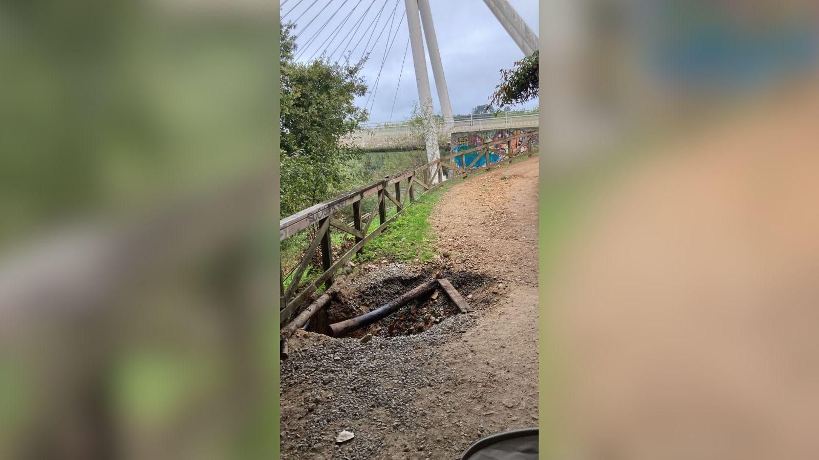 Hundimiento en el paseo del río Loña