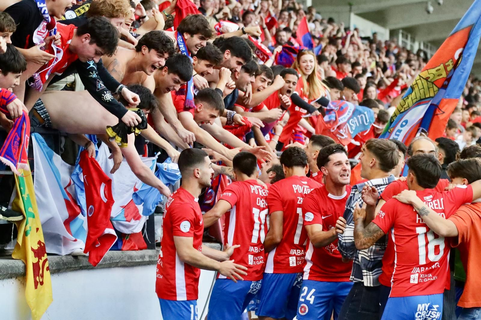 Los jugadores de la UD Ourense se acercan a celebrar con la afición tras derrotar al Reus en su camino a Primera Federación.