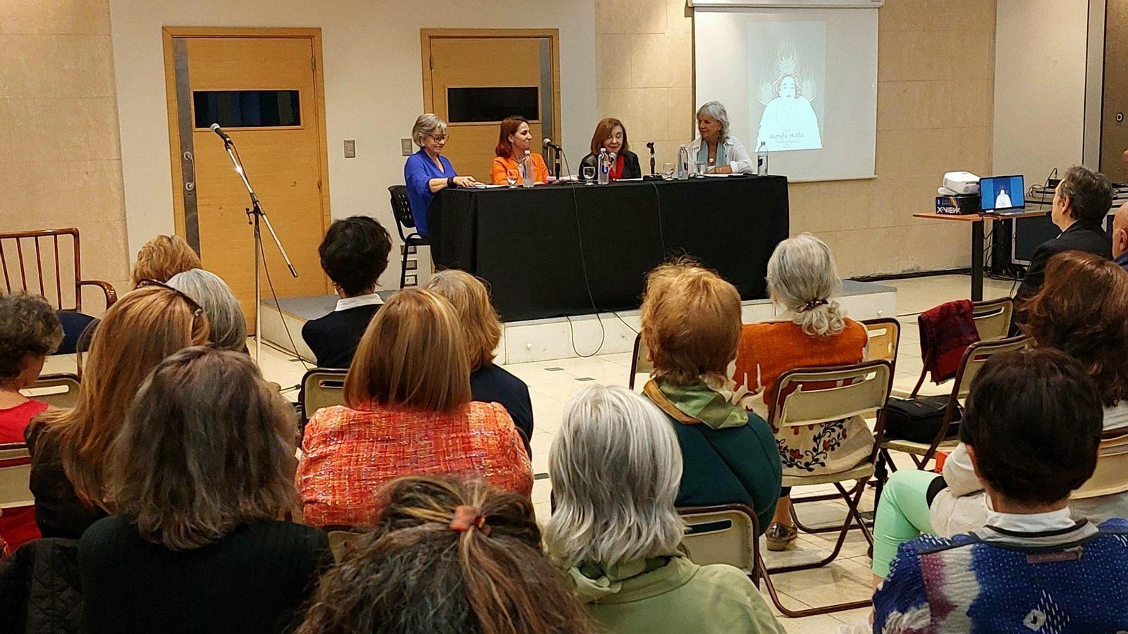 Las participantes invitadas al evento, en la cabecera de la mesa.