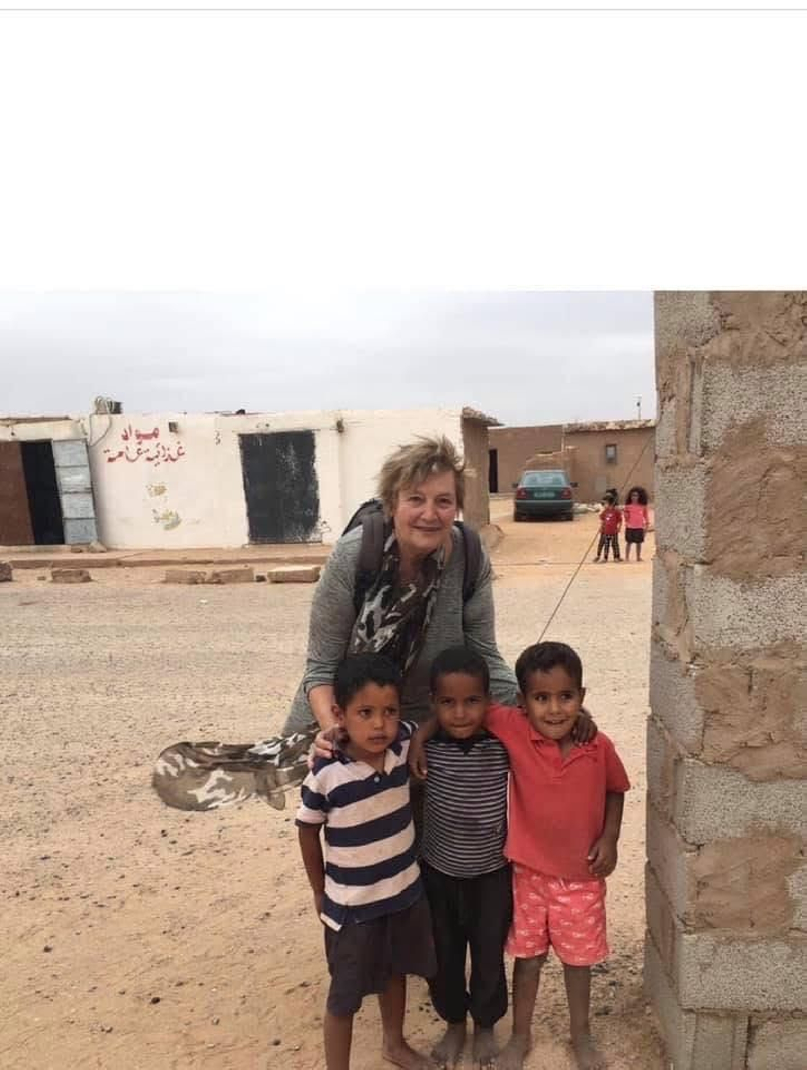 Maite Isla en una pasada visita a los campamentos del Sahara.