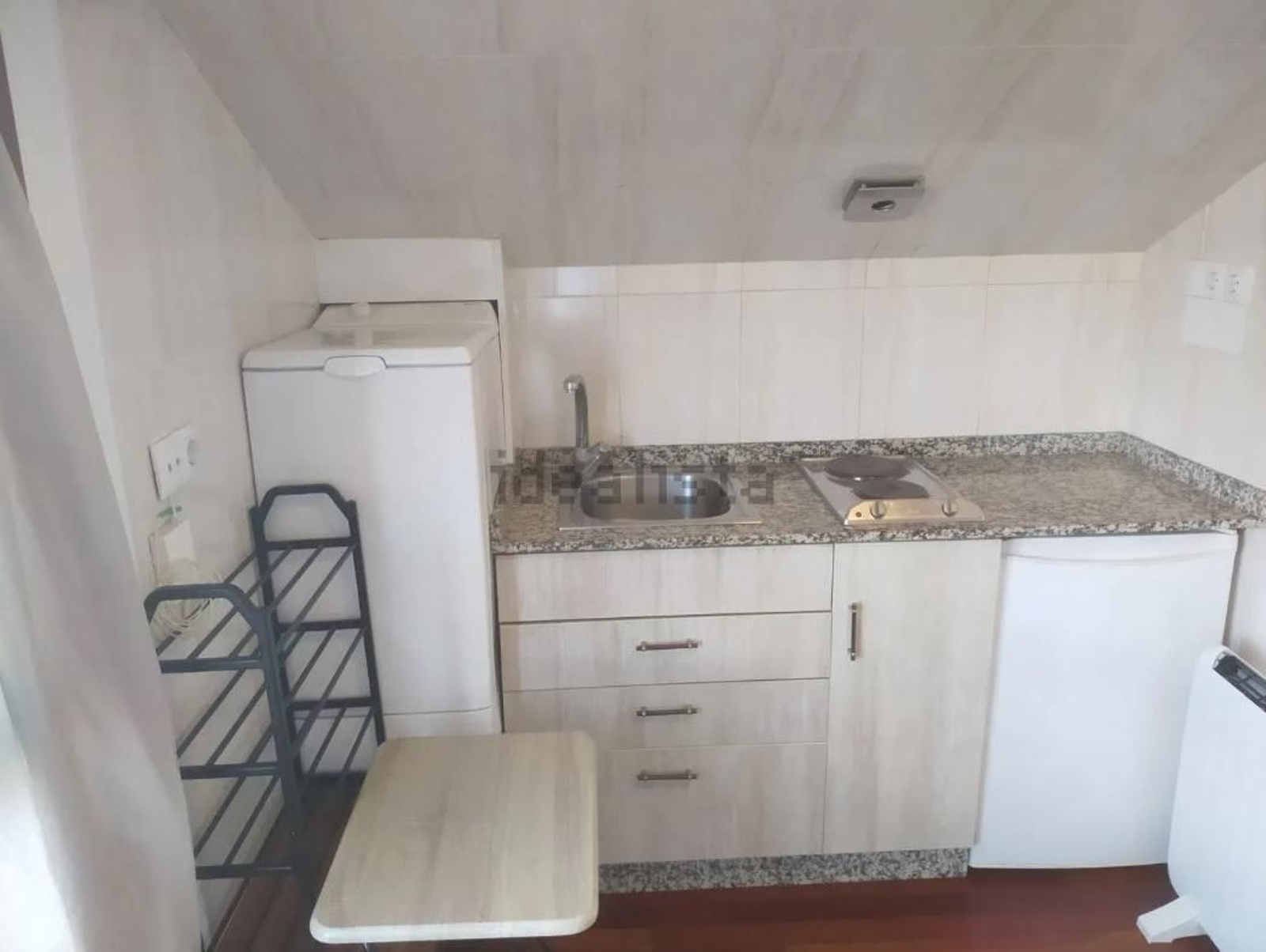 Galería | Así es el minipiso de 12 metros cuadrados que se alquila por 240 euros en Ourense, en fotos