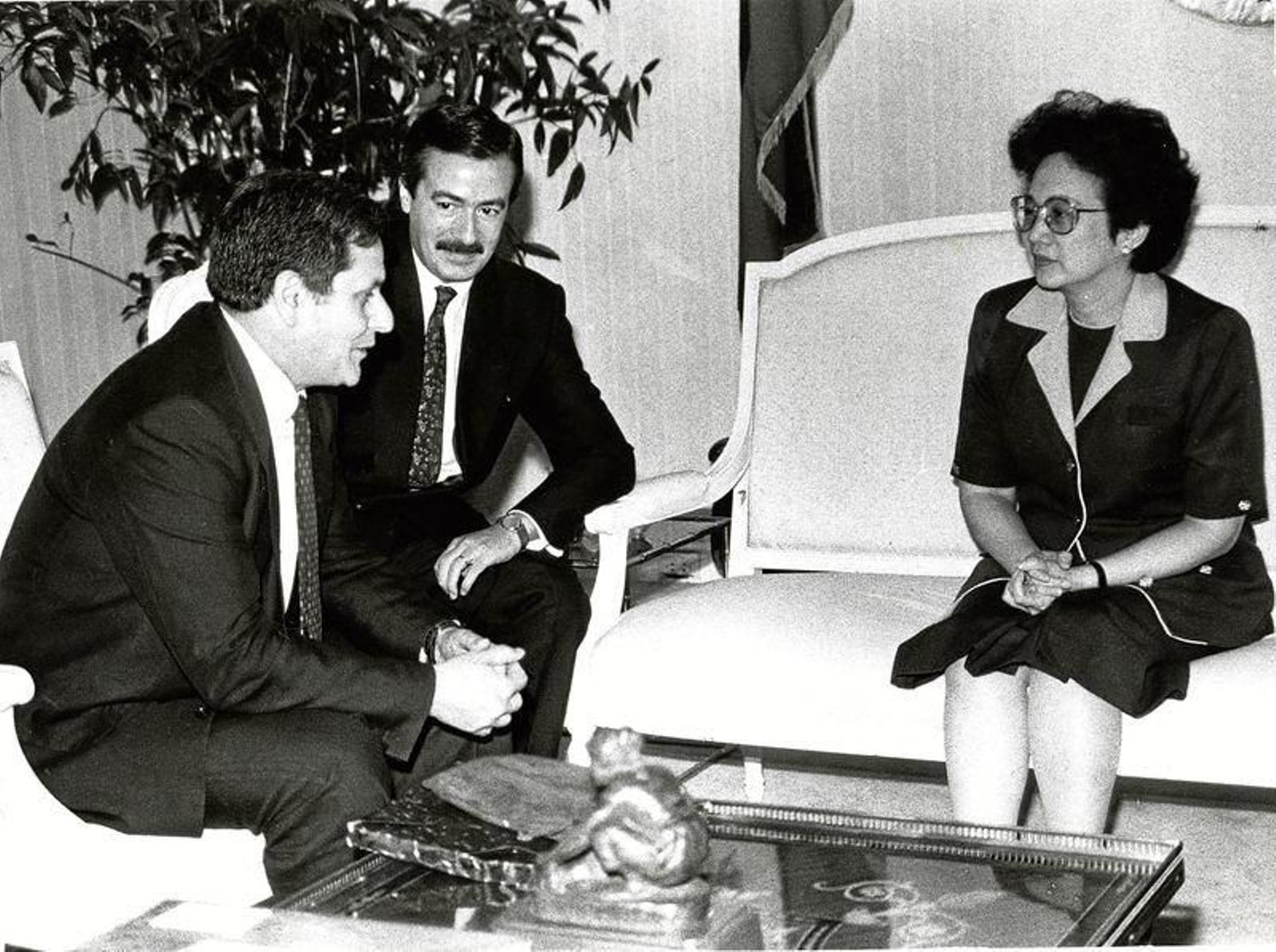 Alfonso S. Palomares y José Rodríguez, con Corazón Aquino en el palacio de Malacañang durante su entrevista.