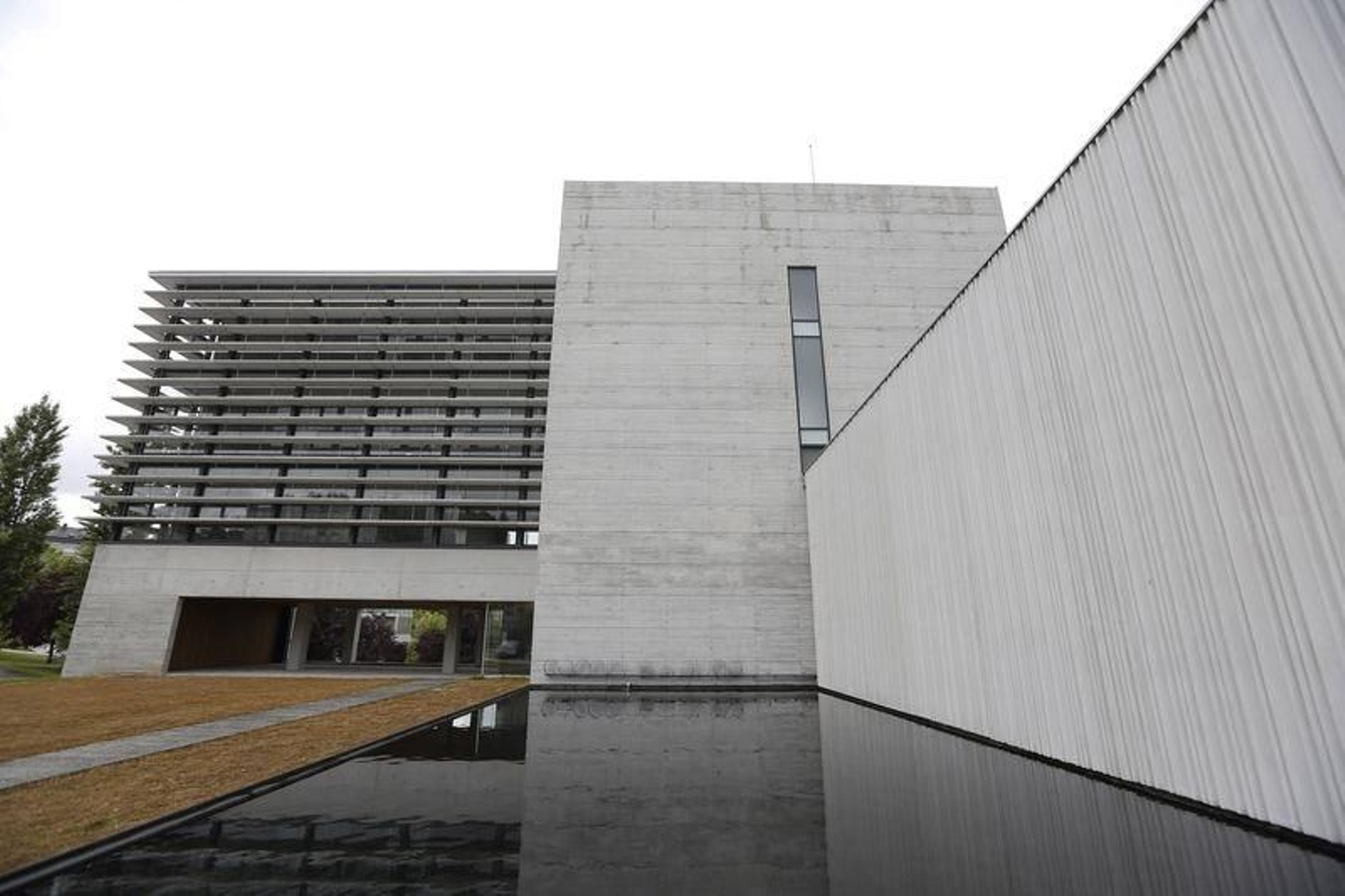 Fachada del nuevo edificio del Campus de Auga, donde investigan un centenar de profesionales (XESÚS FARIÑAS).