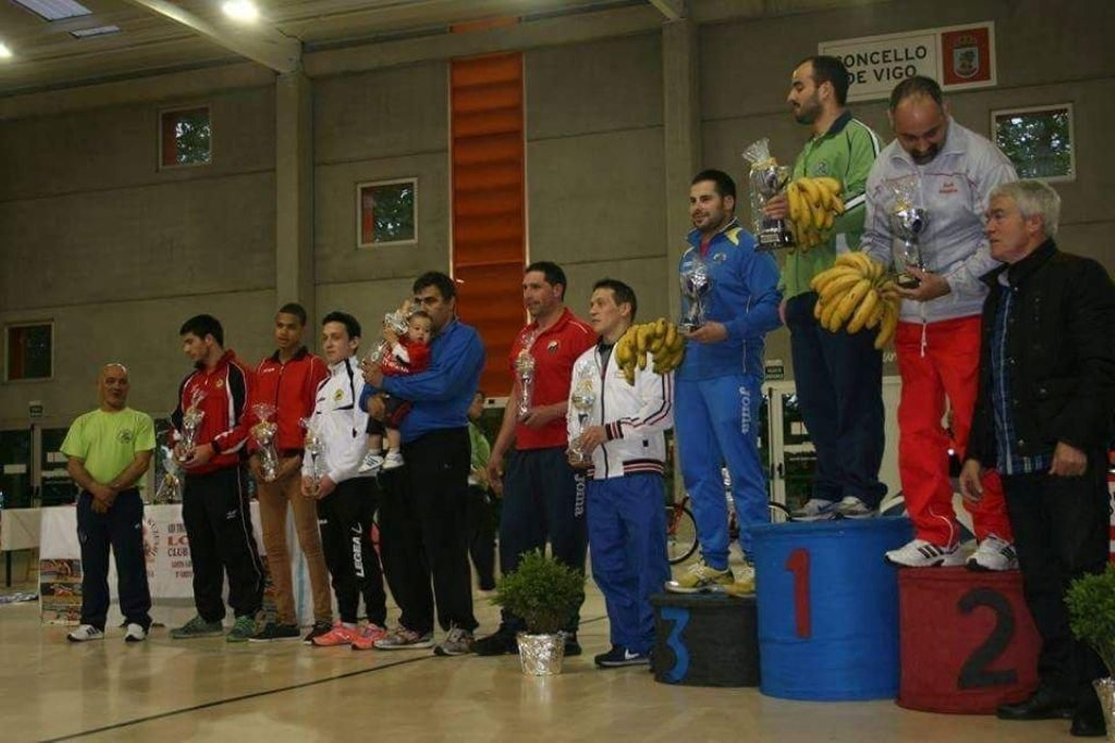 Representantes de los clubes participantes, con Manel Fernández.