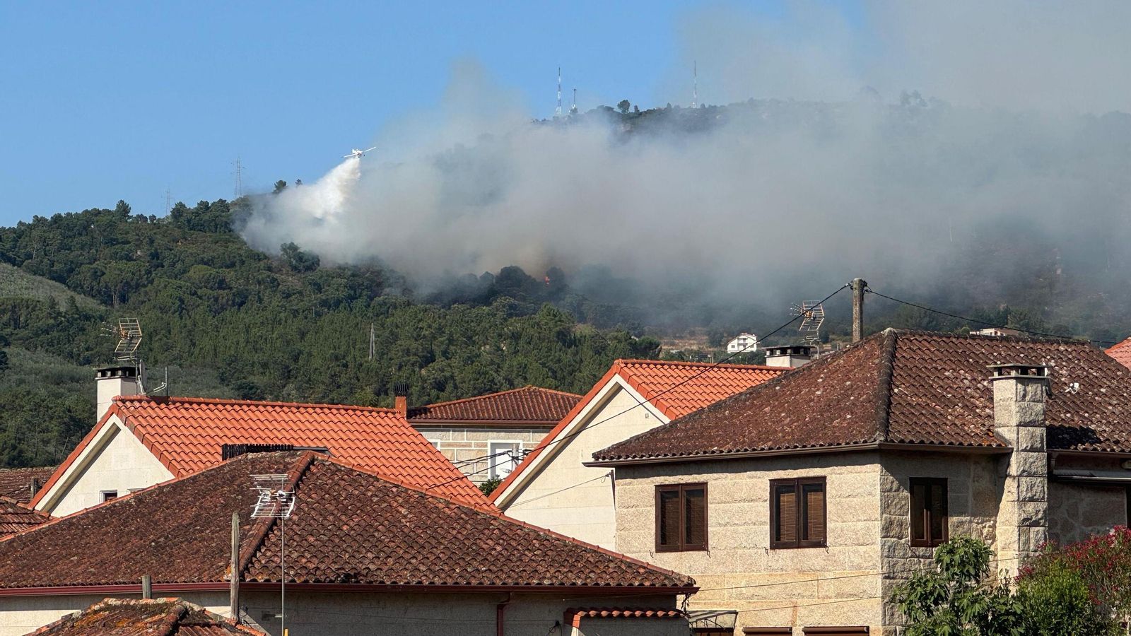 Dos aviones, un helicóptero y dos brigadas participan en la extinción del fuego