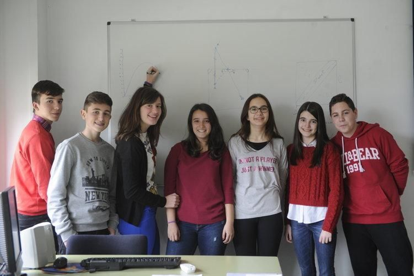 De izquierda a derecha, Iván González, Roberto González, Lucía Lorenzo, Andrea González, Paula Martínez, María Gil y Anxo Viso, escriben en la pizarra los problemas de la prueba.