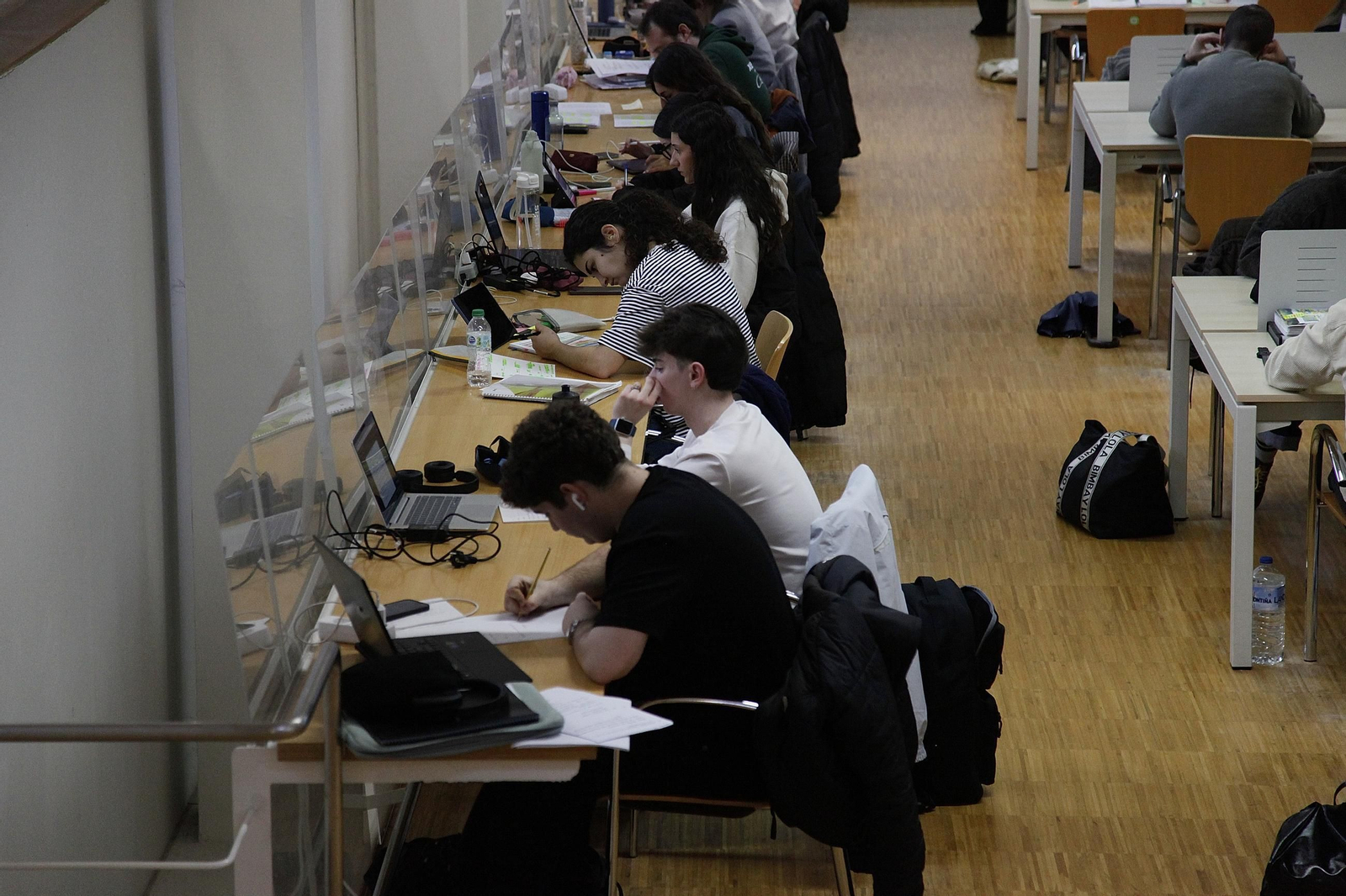Alumnos preparando sus exámenes, en la biblioteca Rosalía de Castro.