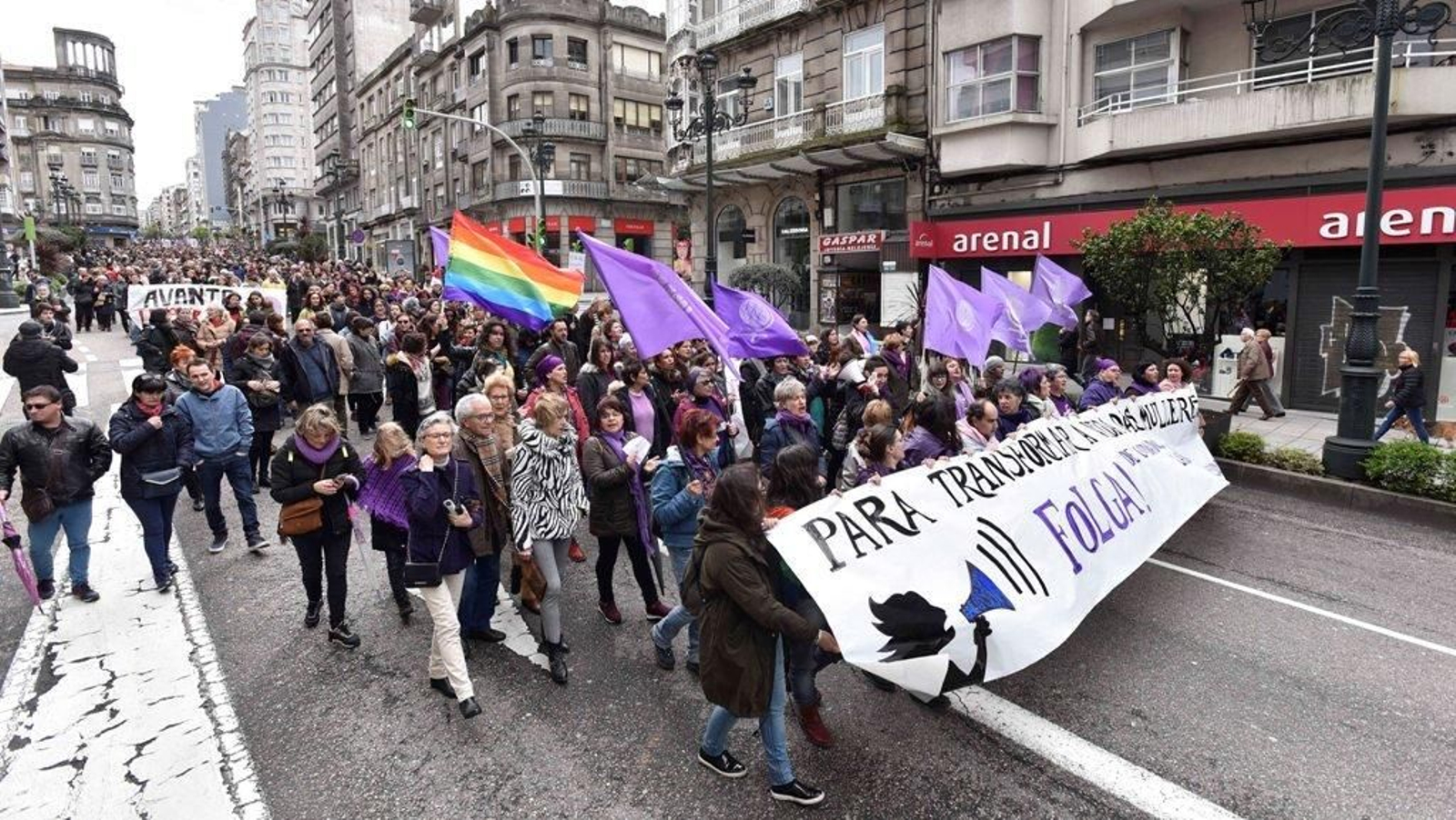 La marcha feminista recorre las calles de Vigo 24