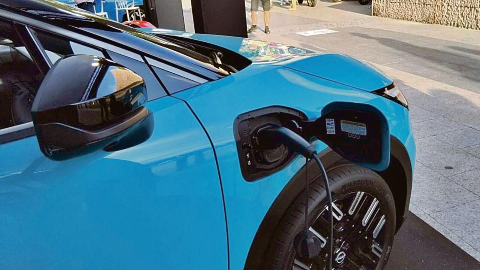 Un vehículo eléctrico recargando su batería.