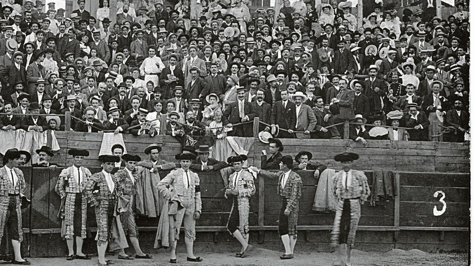 Una de las postales taurinas de Pacheco, si os molestáis en contar cuántas cabezas se ven y calculáis que cada uno querrá al menos dos, si no más, copias para su entorno, ¿cuántas se vendieron? Por ahí me parece reconocer a Don Cándido Cid, algún García e incluso me parece ver a Jaime Pacheco.