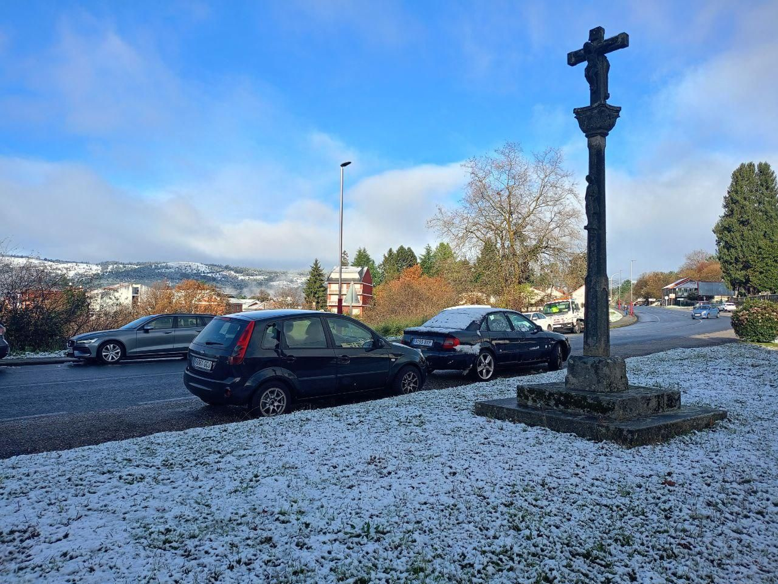 Galería | La nieve da la bienvenida al invierno en A Cañiza