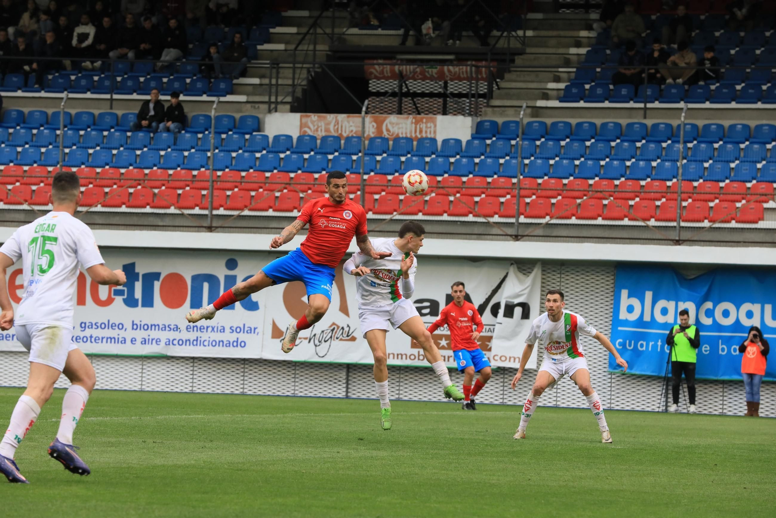 Cellerino, atacante de la UD Ourense, trata de rematar de cabeza durante una acción del encuentro ante el Vilalbés en O Couto.