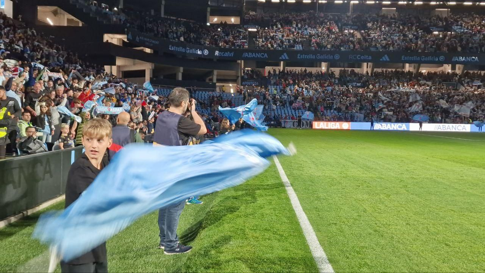 Partido entre el Celta y el Atlético de Madrid. // J.V. Landín