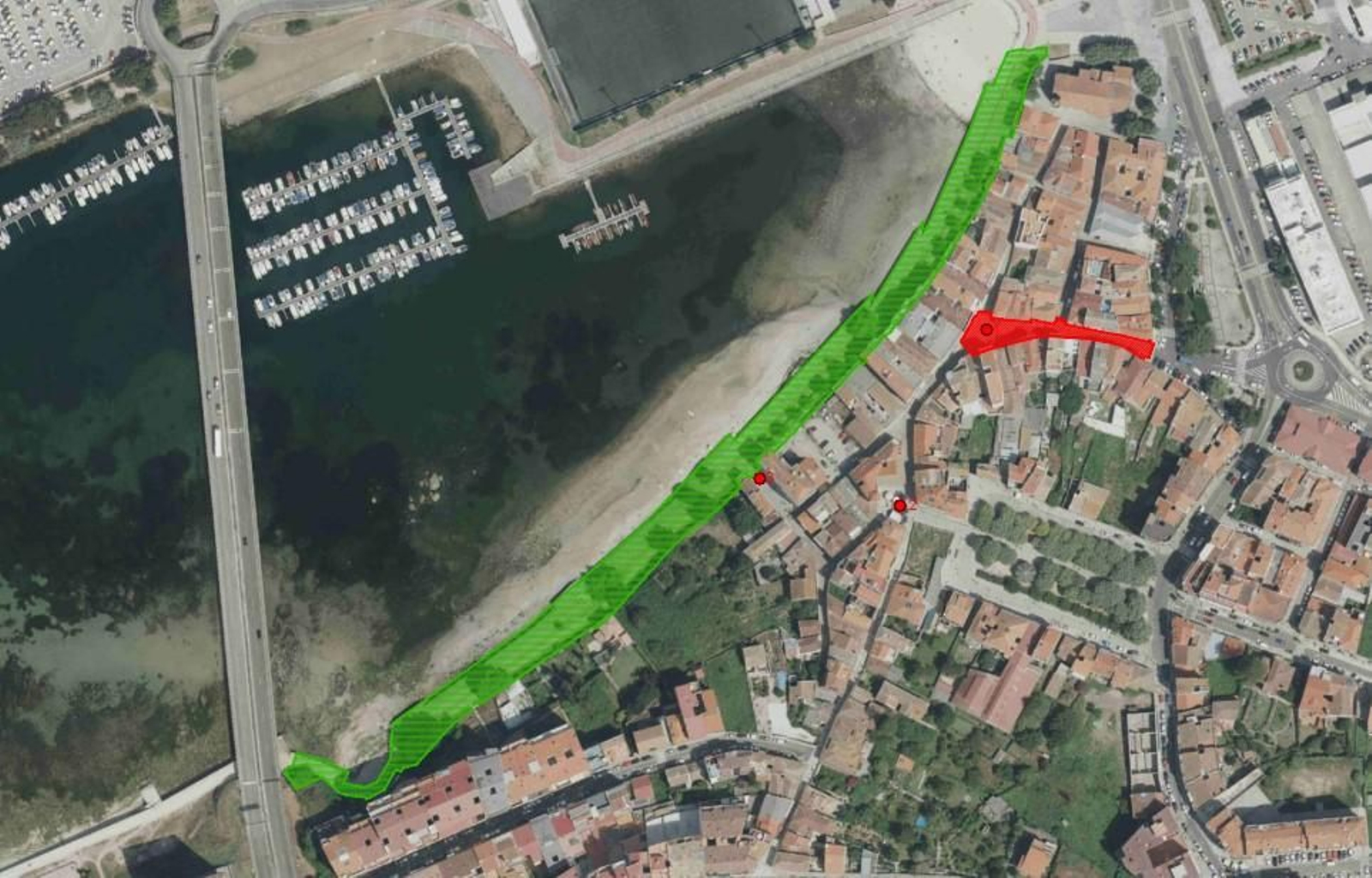 El ámbito de actuación, en rojo lo previsto en el casco histórico y en verde lo de la fachada marítima.