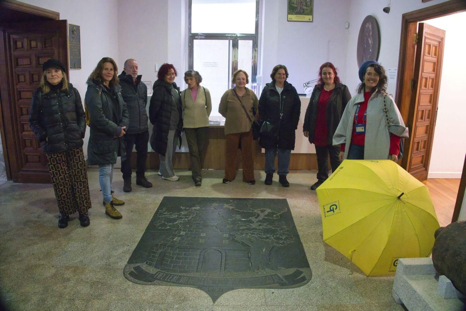 El grupo que conoció la historia y los secretos del Pazo de Quiñones de León junto a su guía.