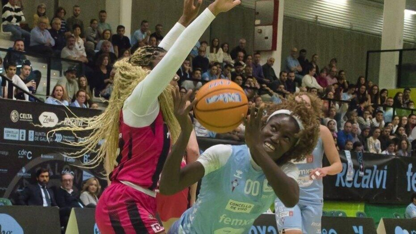 Haidara trata de superar a la visitante Maxuella Lisowa en el partido disputado ayer en el pabellón de Navia.